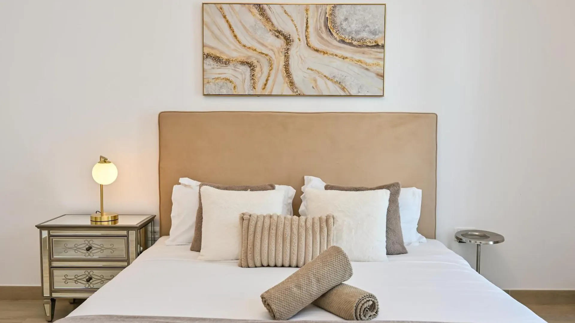 Yas Canal 3 Luxury Two Bedroom Near F1 Circuit 아파트 아부다비
