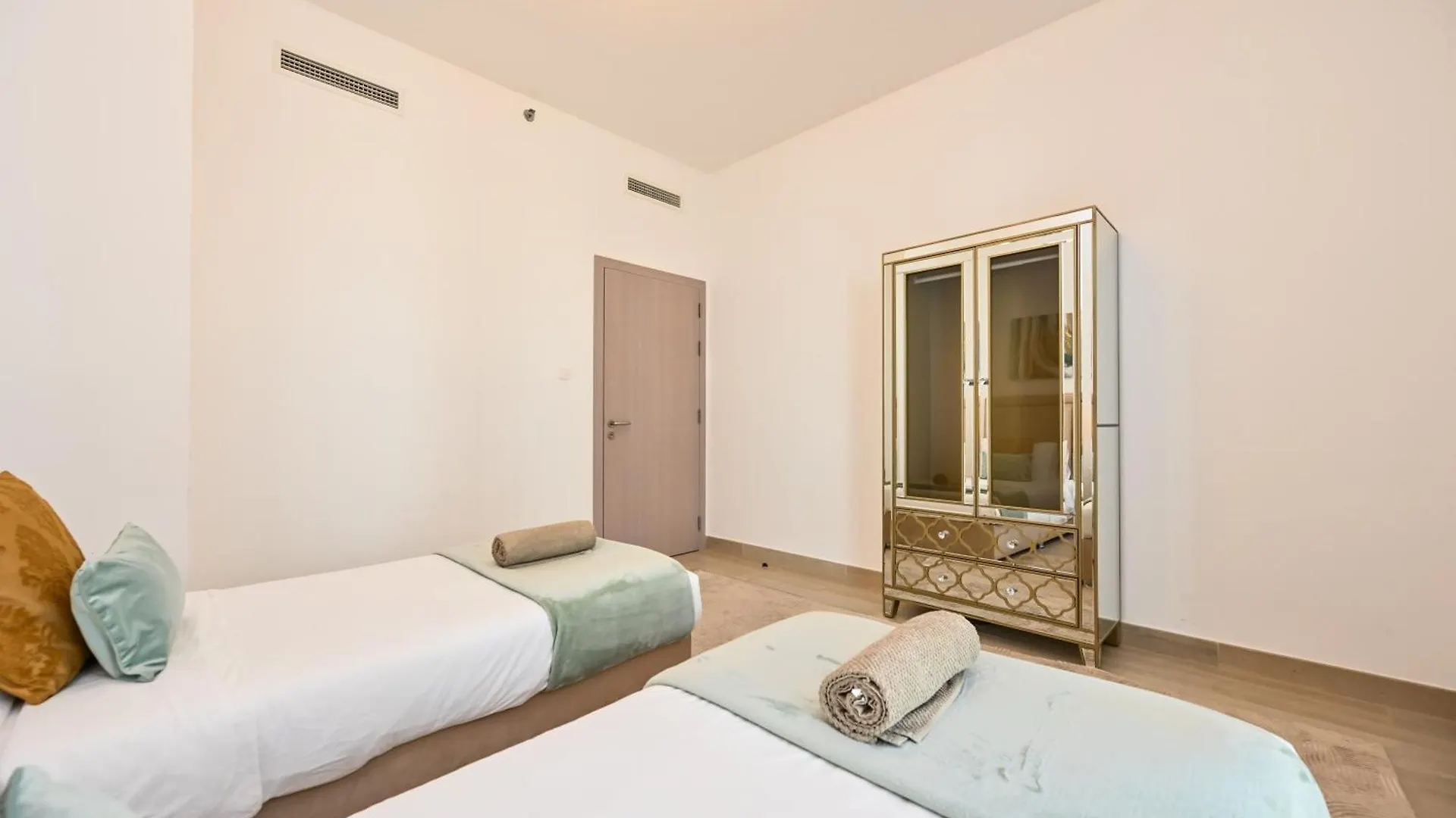 아파트 Yas Canal 3 Luxury Two Bedroom Near F1 Circuit